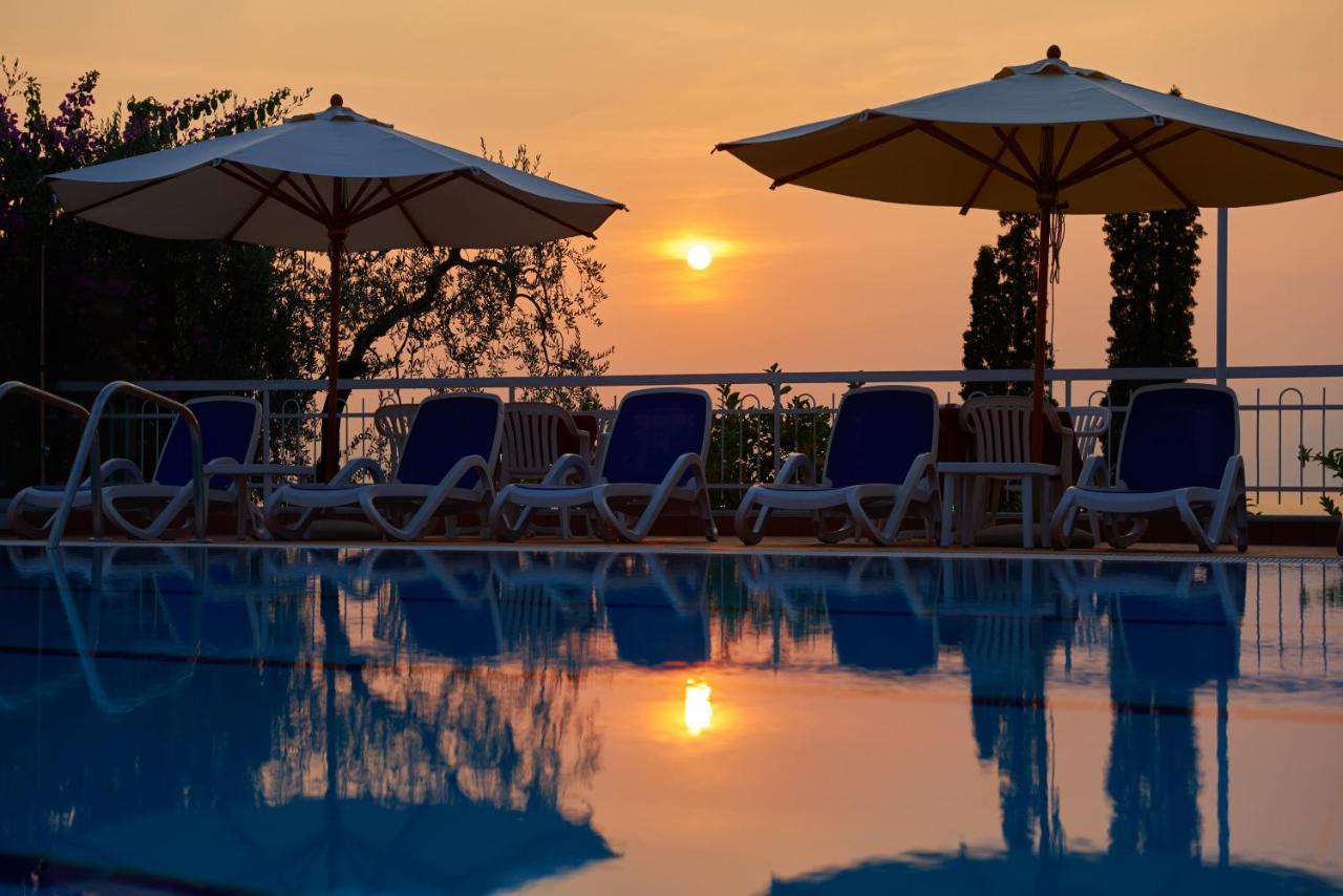Hotel Benacus Тори дел Бенако Екстериор снимка