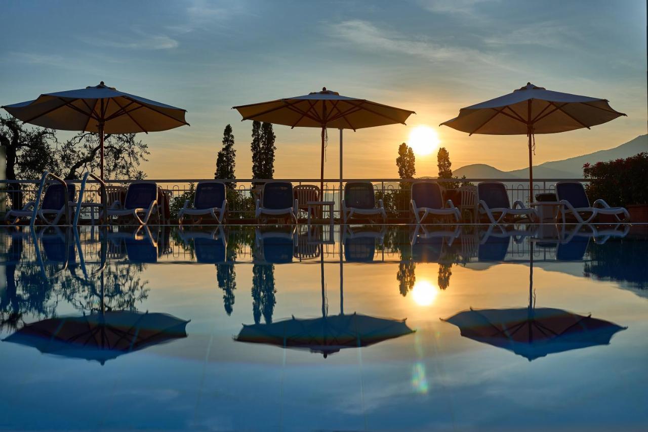 Hotel Benacus Тори дел Бенако Екстериор снимка