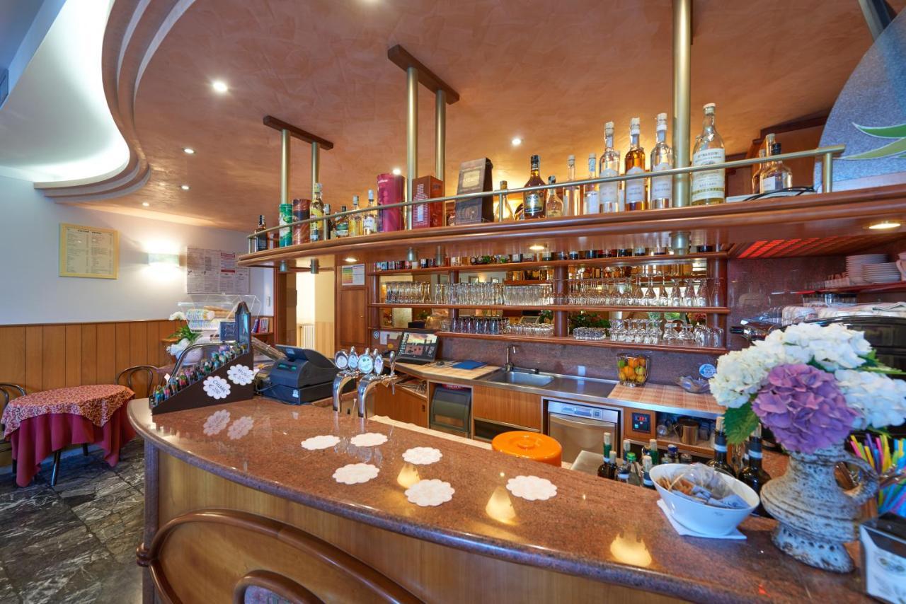 Hotel Benacus Тори дел Бенако Екстериор снимка