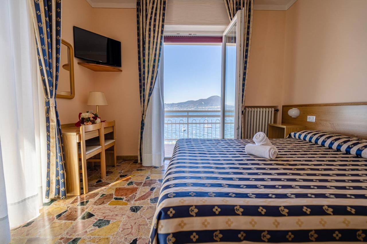 Hotel Benacus Тори дел Бенако Екстериор снимка
