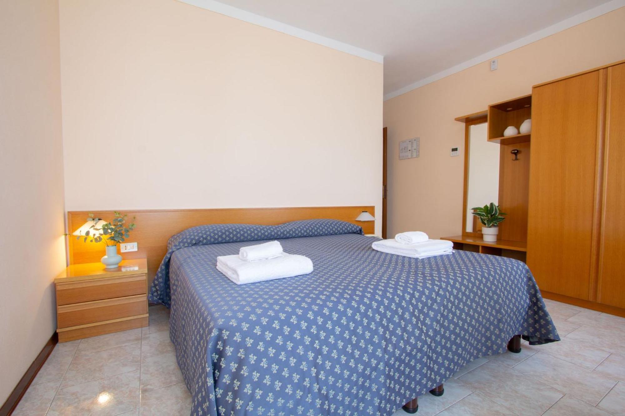 Hotel Benacus Тори дел Бенако Екстериор снимка