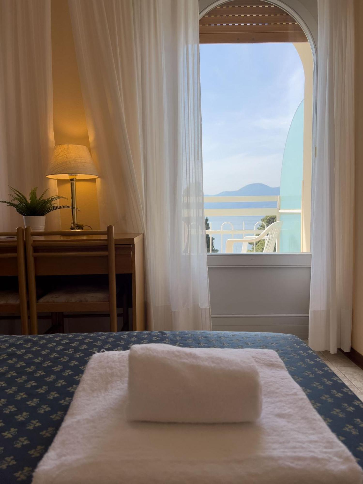 Hotel Benacus Тори дел Бенако Екстериор снимка