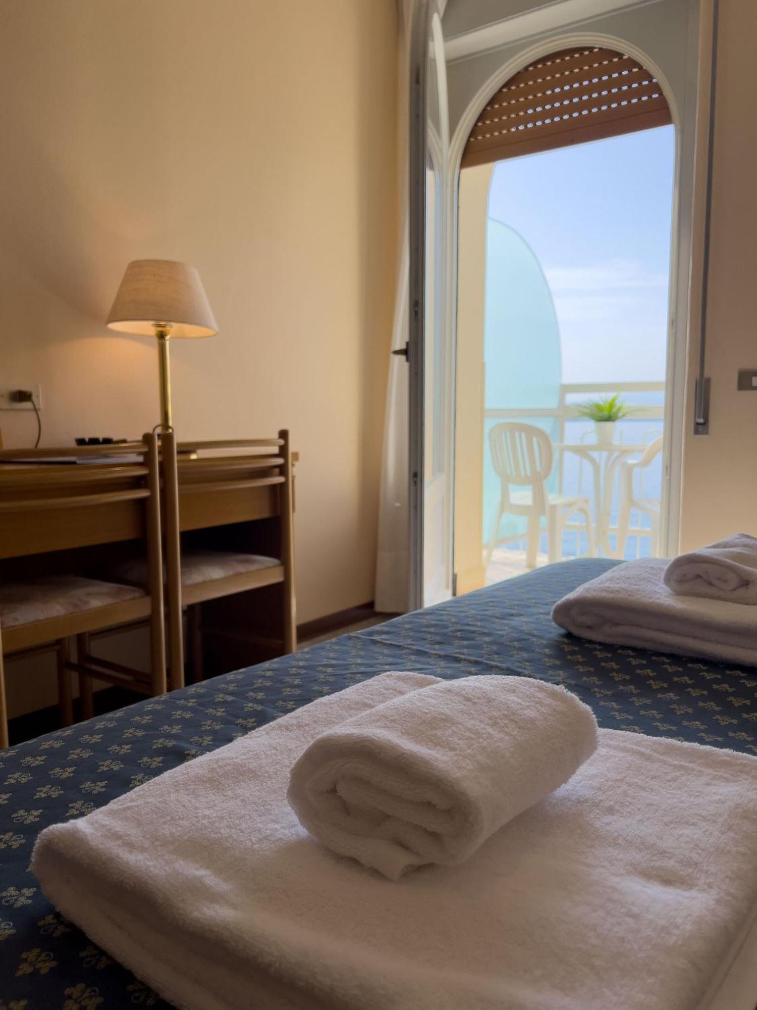 Hotel Benacus Тори дел Бенако Екстериор снимка