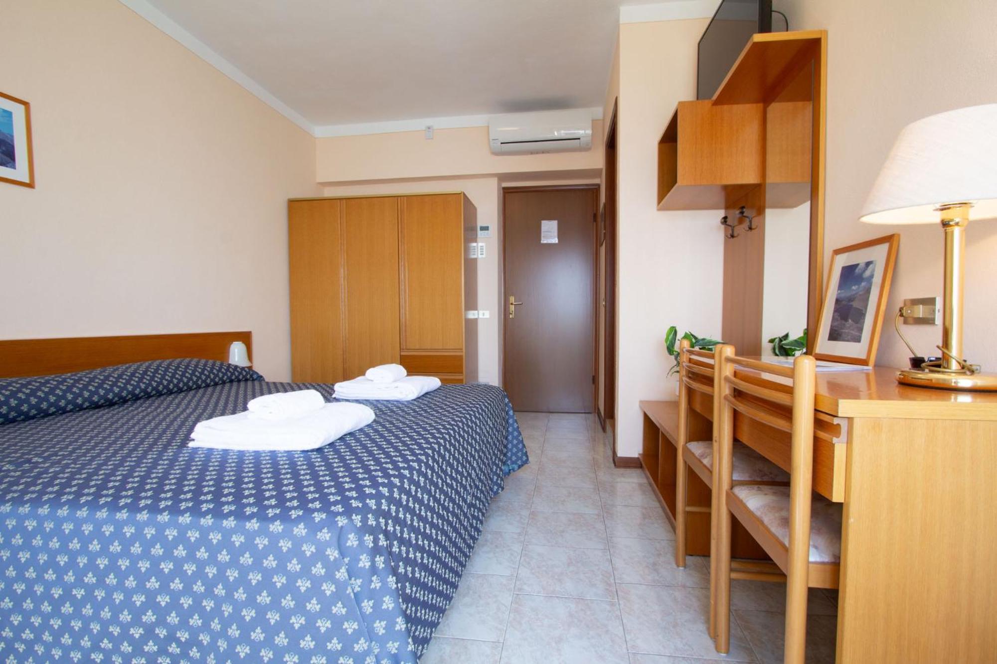 Hotel Benacus Тори дел Бенако Екстериор снимка