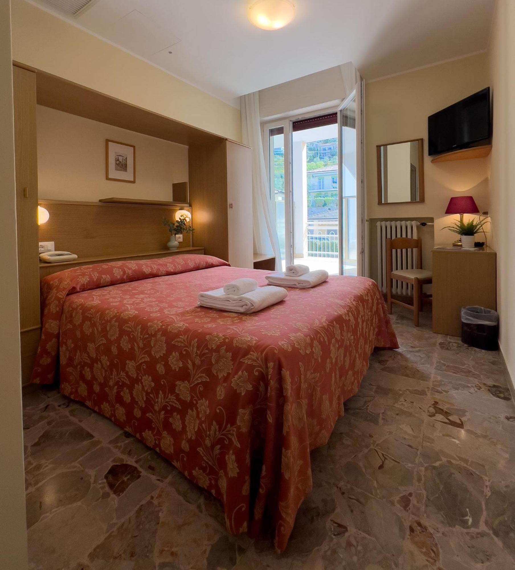Hotel Benacus Тори дел Бенако Екстериор снимка