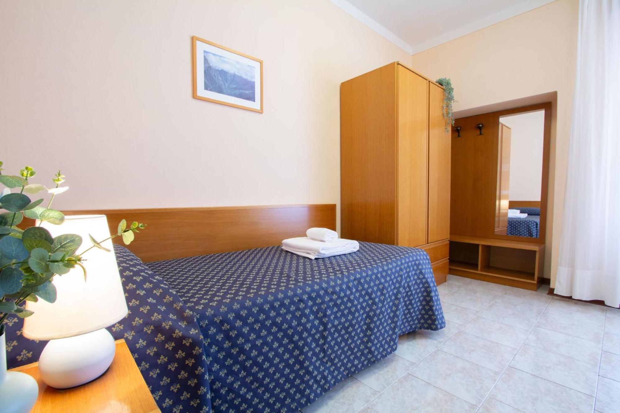 Hotel Benacus Тори дел Бенако Екстериор снимка