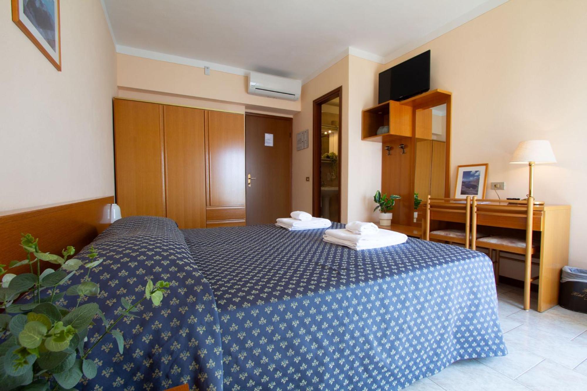 Hotel Benacus Тори дел Бенако Екстериор снимка