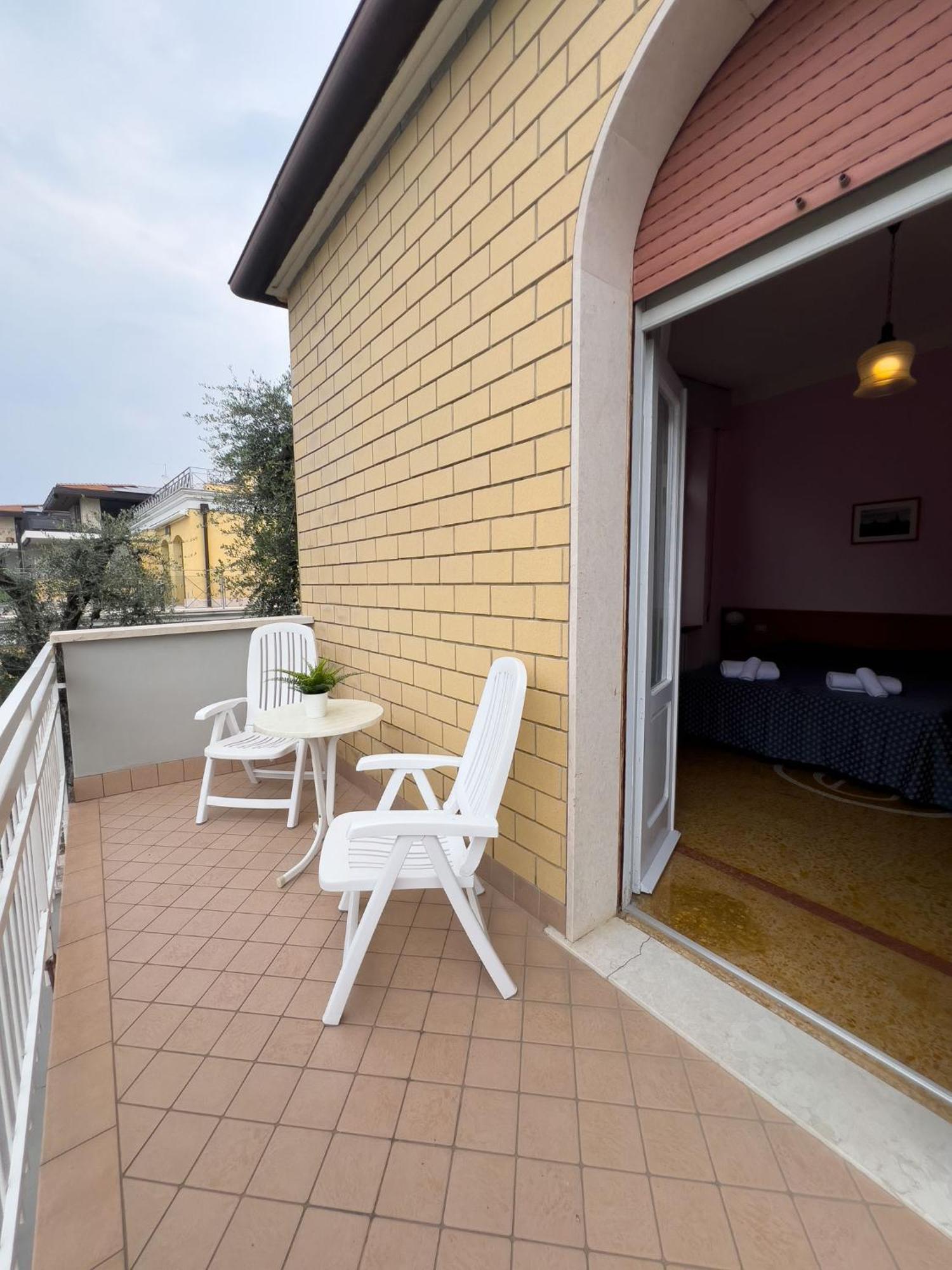 Hotel Benacus Тори дел Бенако Екстериор снимка