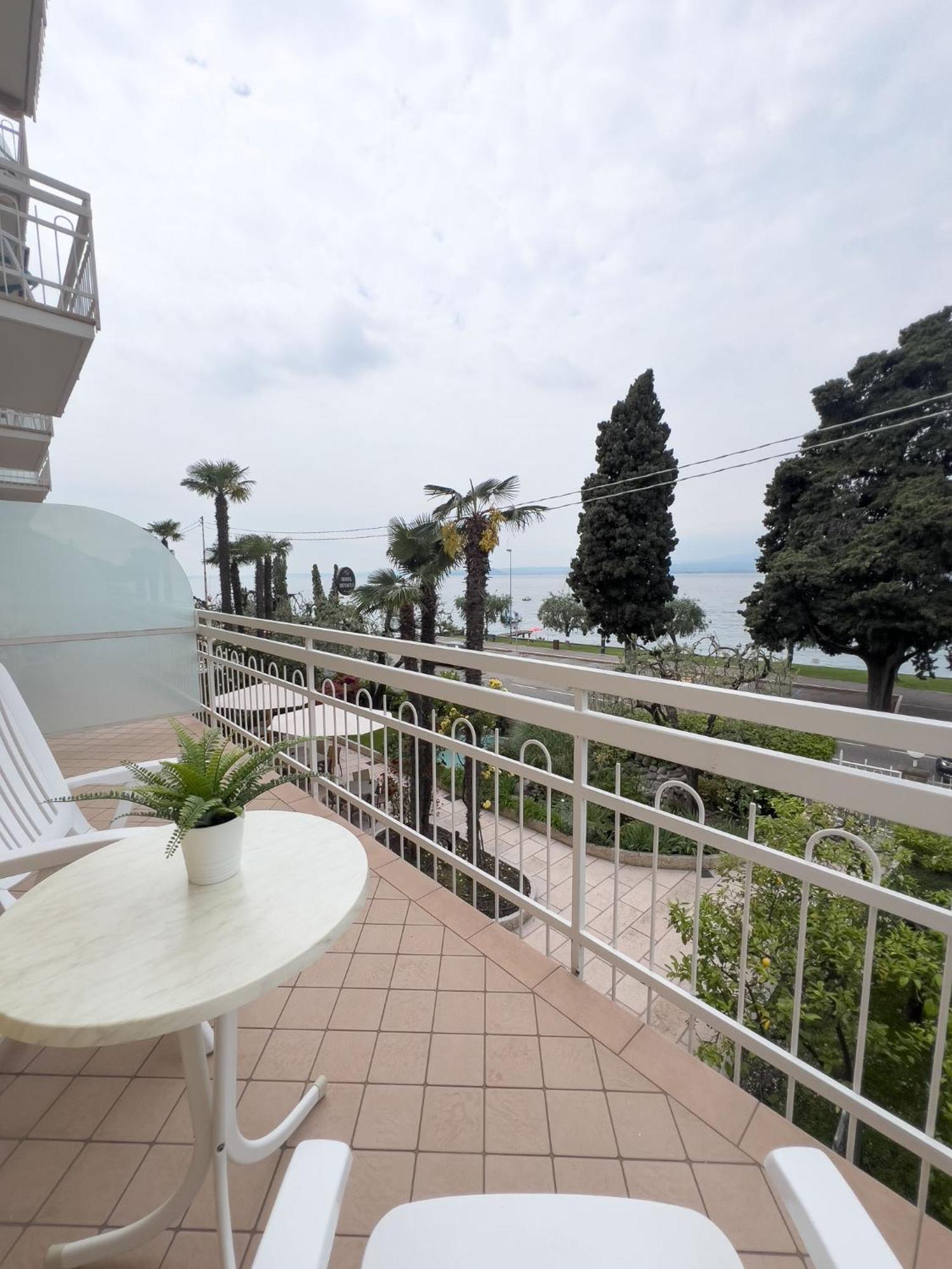 Hotel Benacus Тори дел Бенако Екстериор снимка