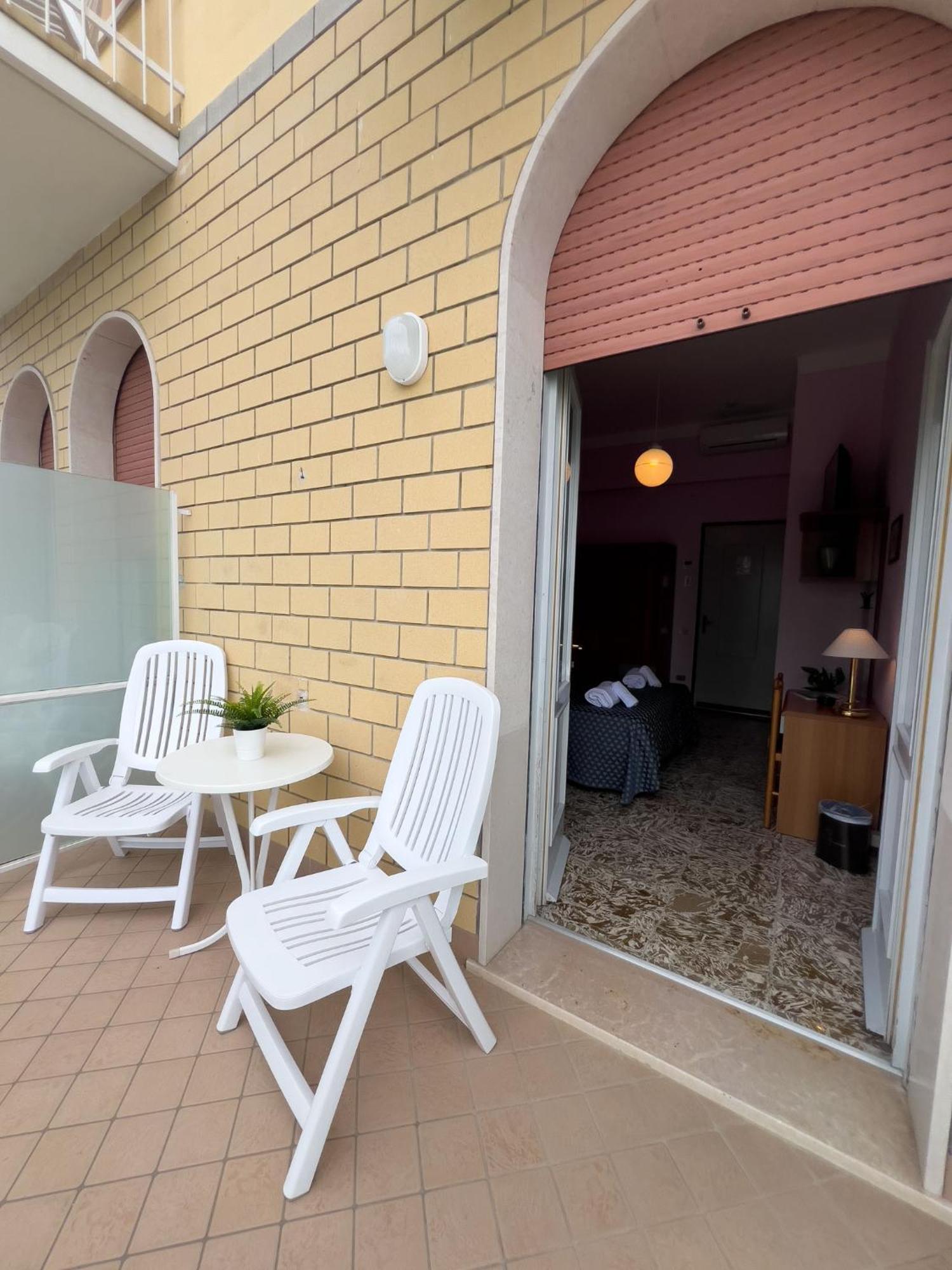 Hotel Benacus Тори дел Бенако Екстериор снимка