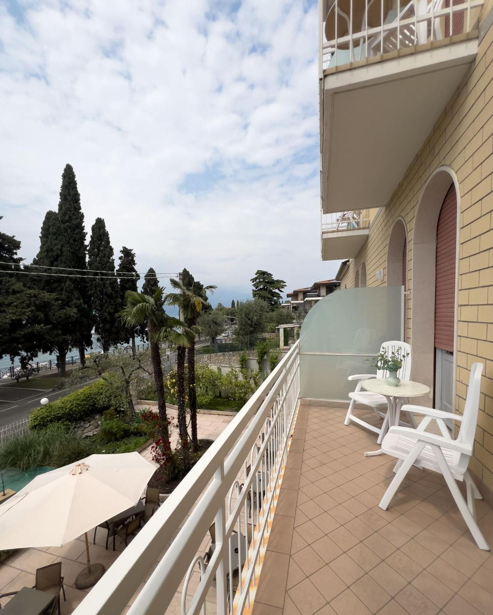 Hotel Benacus Тори дел Бенако Екстериор снимка