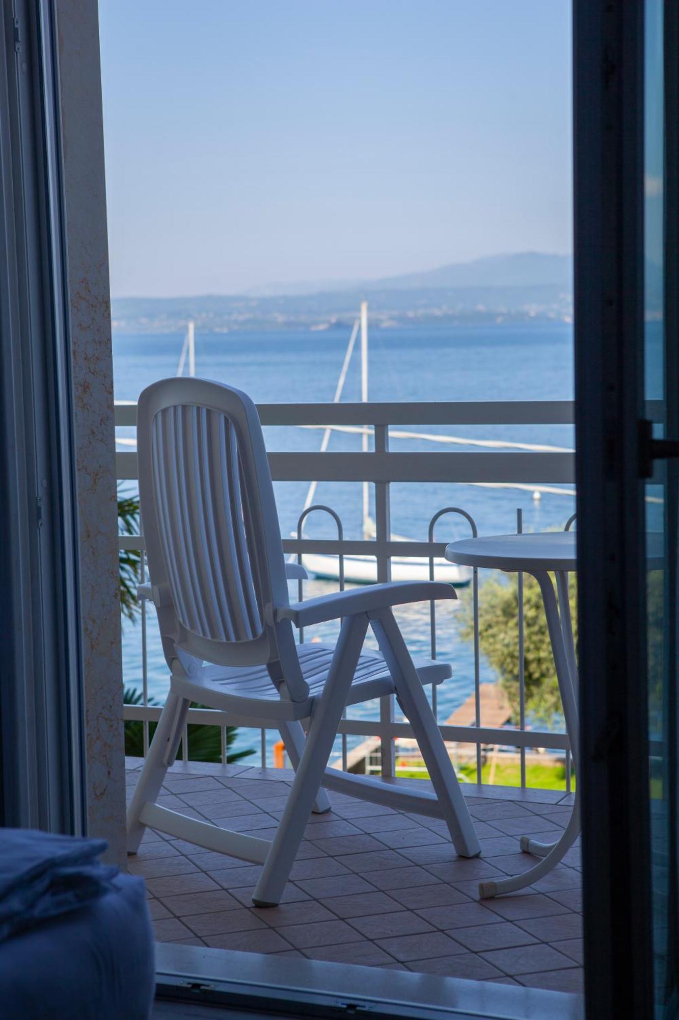 Hotel Benacus Тори дел Бенако Екстериор снимка